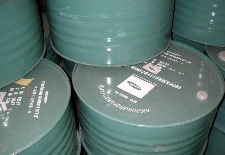 N-甲基甲酰胺 规格:99.0% 产地:日本 包装:200kg/桶 价格:8800元/吨 N-甲基甲酰胺 N-Methylformamide Cas号: 123-39-7 分子式 C2H5NO;HCONHCH3 分子量 59.07 别名 N-Formylmethylamine 性状 有氨味。可与苯互溶,溶于水、醇和 酮,不溶于醚。 密度: 1.003 熔点: -3.2 C、 沸点: 200 C nD20: 1.